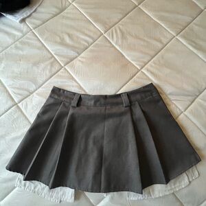 Size M grey pleated skirt with pockets out